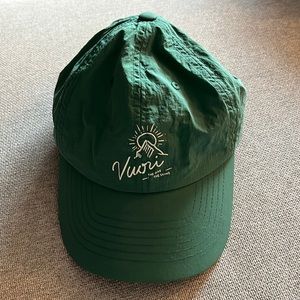 Vuori Peak Performance Hat. Color: Cactus